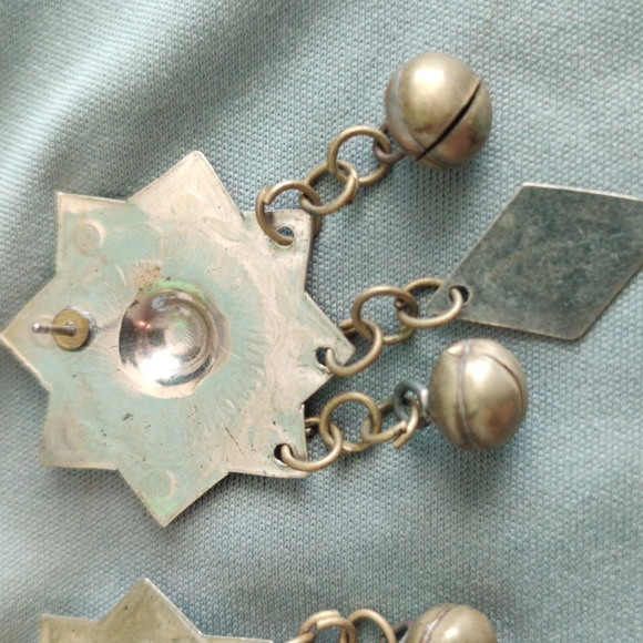 Vintage Gold Metal Earrings - Picture 3 of 3